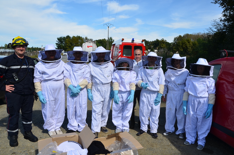​SOBEGI invite de jeunes porteurs de handicaps à la récolte de miel